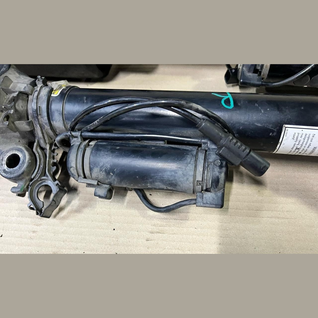 Mercedes W164 GL450 Front Right \ Left Side Air Suspension Shock Absorber Strut