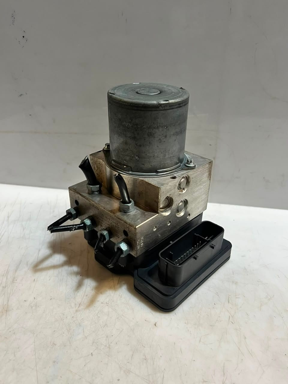 2016 BMW 528i 5 Series F10 and 6 Series F12 L6 DXC9 Abs Pump 6876908 OEM