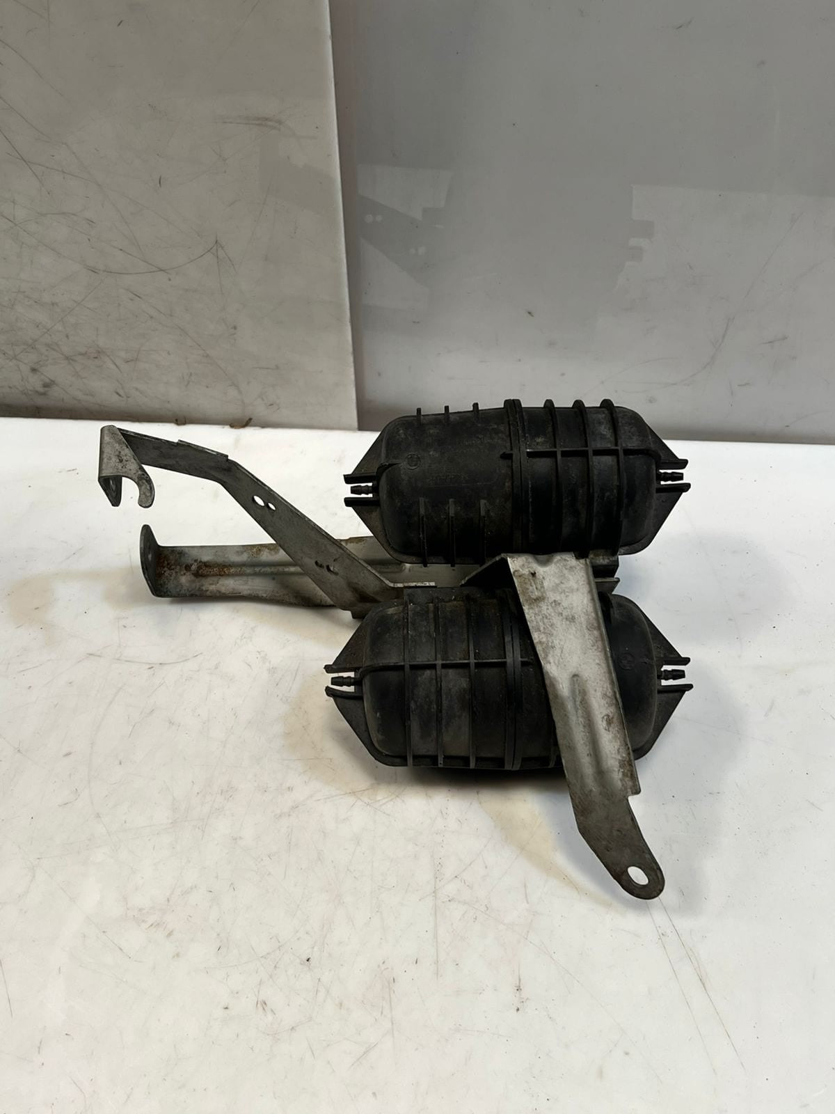 07-10 BMW E82 E88 E90 E92 135i 335i Turbo Vacuum Tank Canisters BrackeT 7558322