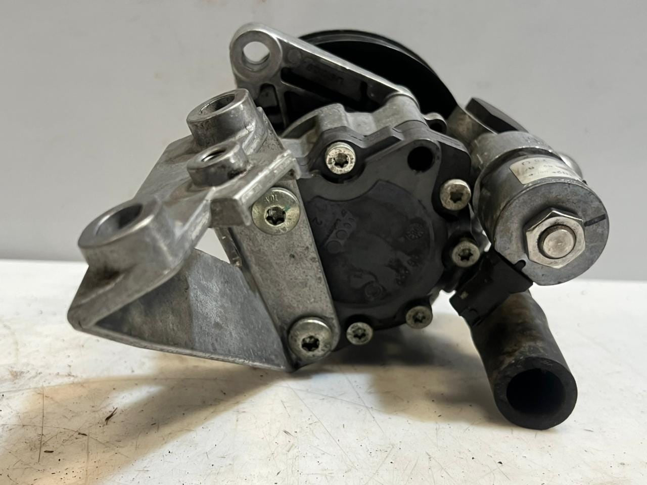 2008-2010 BMW 528i E81 E87 E90 E91 N52B25 2.5P Power Steering Pump 7539015 OEM