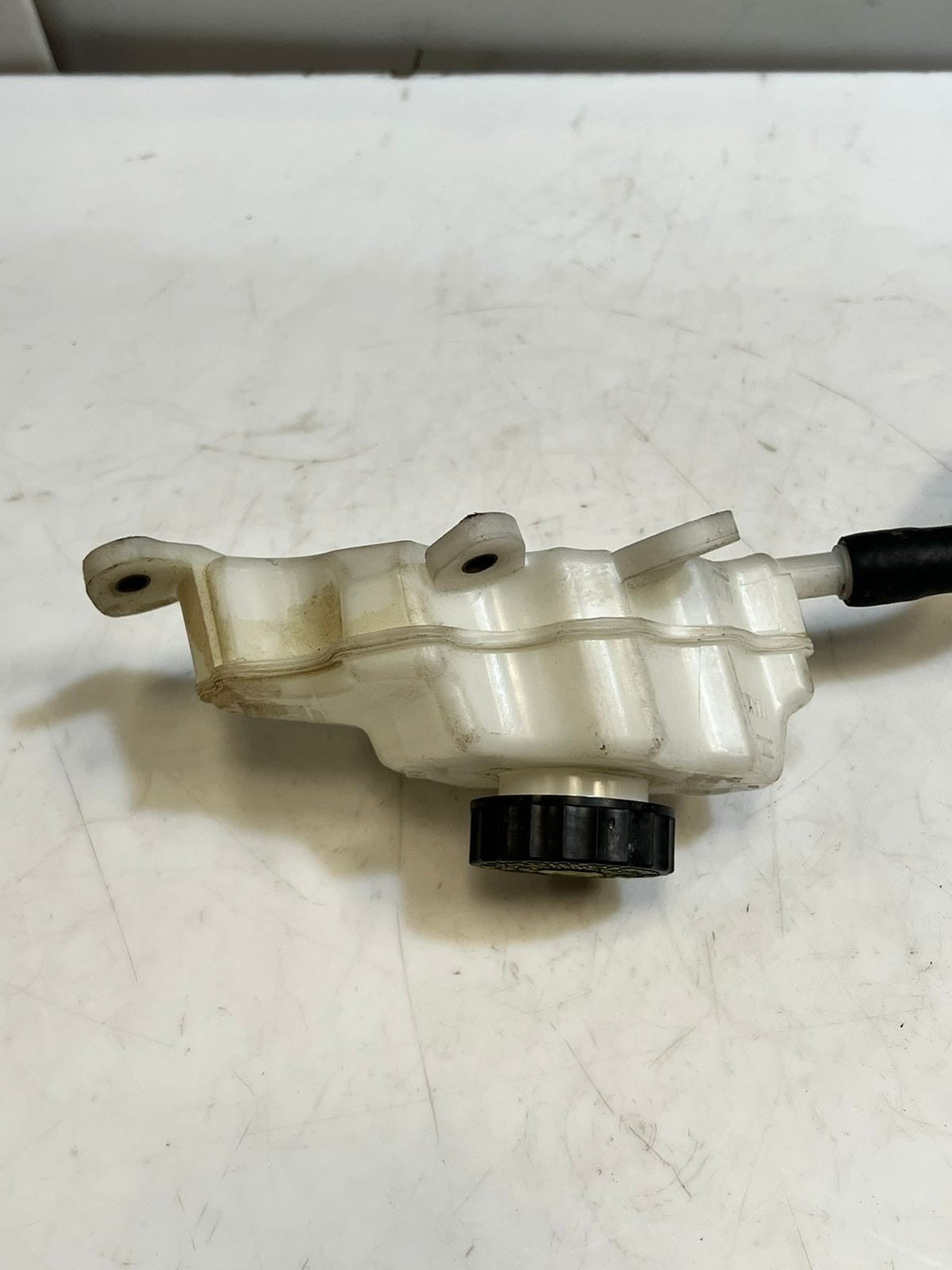 2022-2025 BMW iX 120 40 XDRIVE Brake Fluid Reservoir Expansion Tank 6898196 OEM