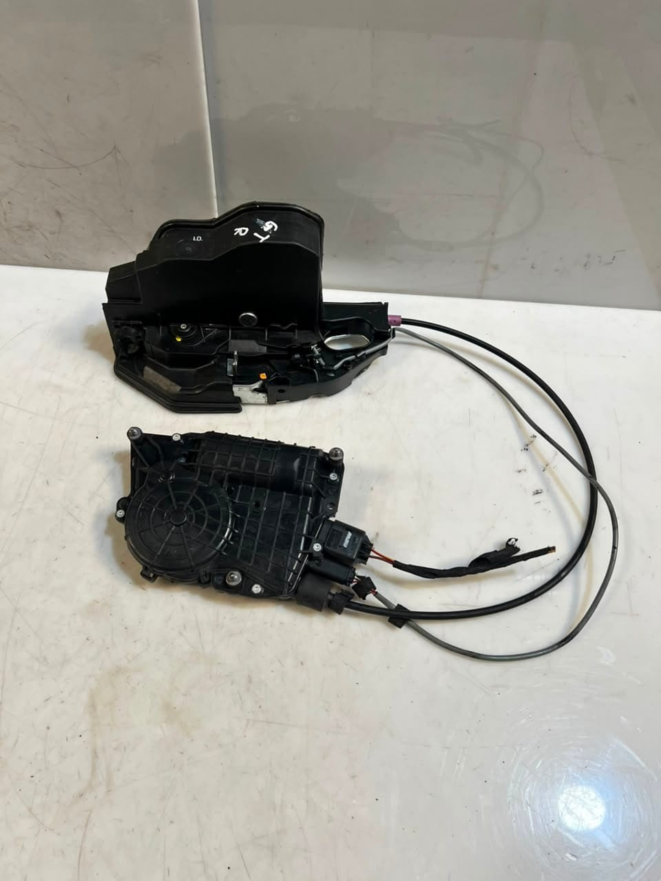 BMW 5' F07 Gran Turismo Door Lock Complete Front Right Auto Soft Close 7148476