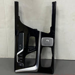 Bild in die Galerieansicht laden, Original BMW 5er G30 G31 G32 Mittelkonsolenverkleidung Klavierlack Schwarz Rechtslenker 8071621 Gebrauchtteil