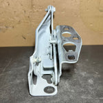 قم بتحميل الصورة إلى عارض الصور، مفصل غطاء المحرك الأمامي الأيمن لسيارة مرسيدس بنز الفئة E موديل 2015-2020 (W213) A213 8800228