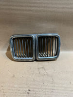 Load image into Gallery viewer, BMW 7 Series E32 735i 730i Front Center Kidney Grille 1908697 Used OEM