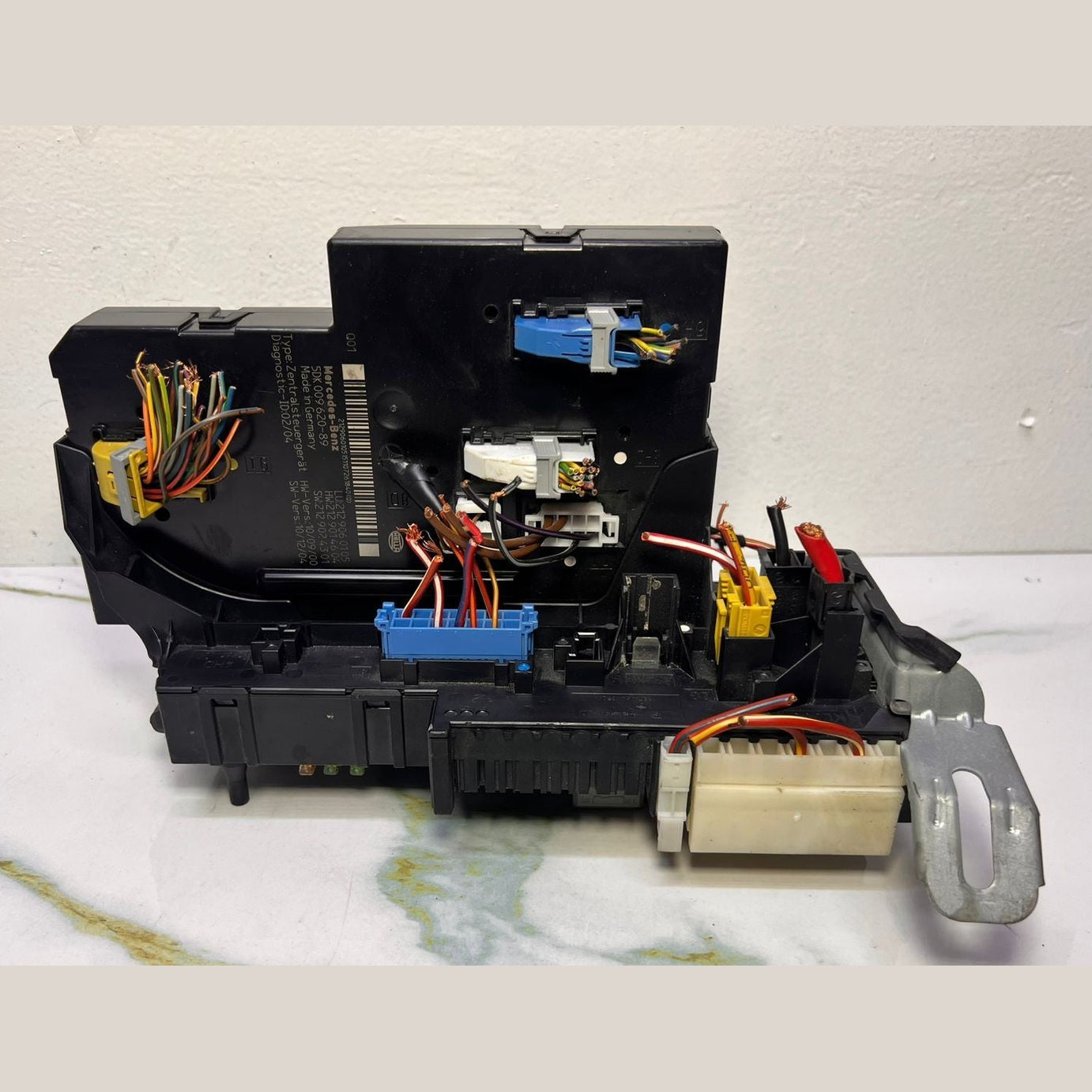 Mercedes-Benz W212 E300 Rear Sam Fuse Relay Box Module 212 9060105 E-Class E350 