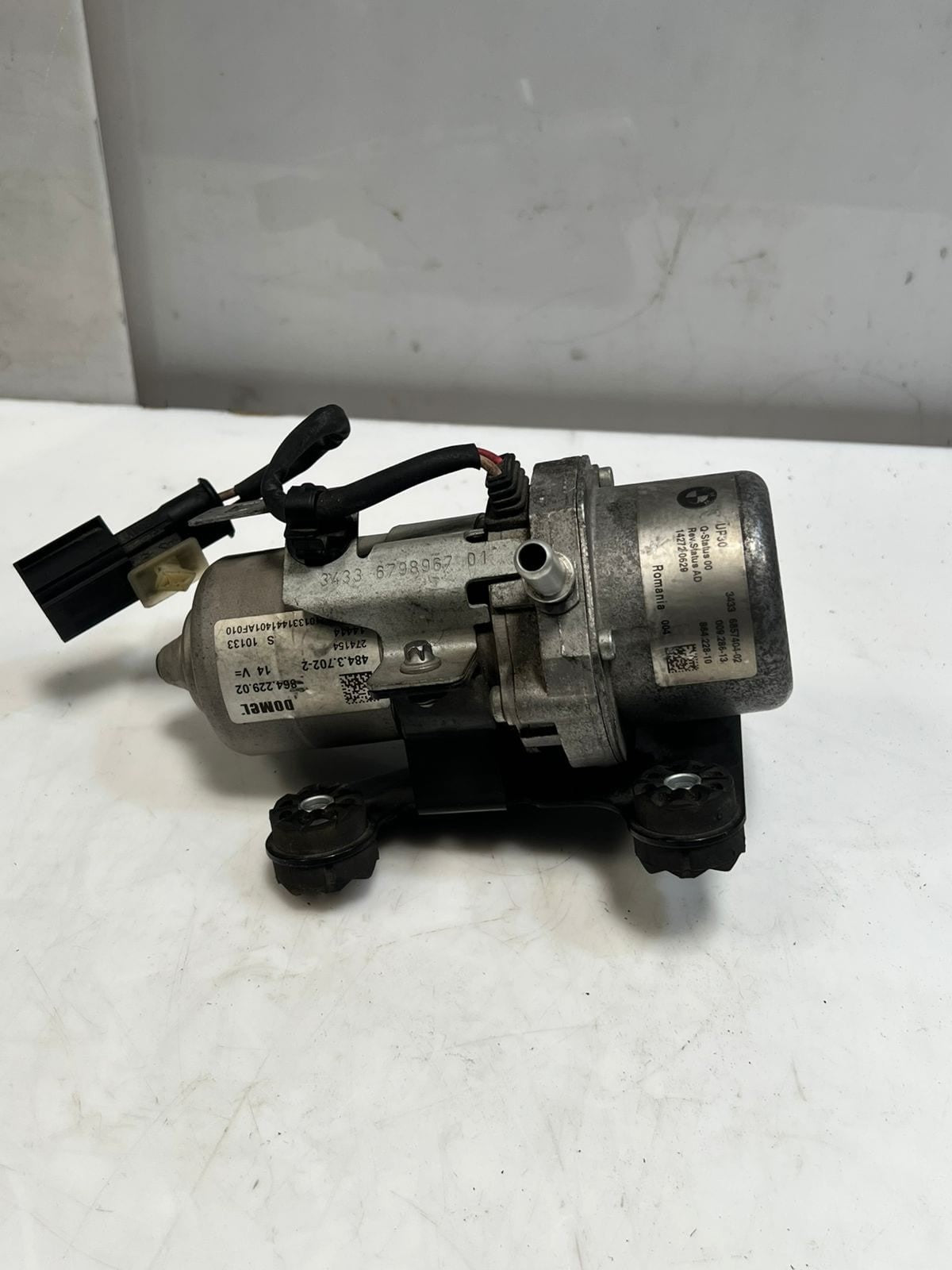 BMW 5 Series F10 F11 N55 3.0 ENGINE Brake BOOSTER Vacuum Pump 6857404 OEM