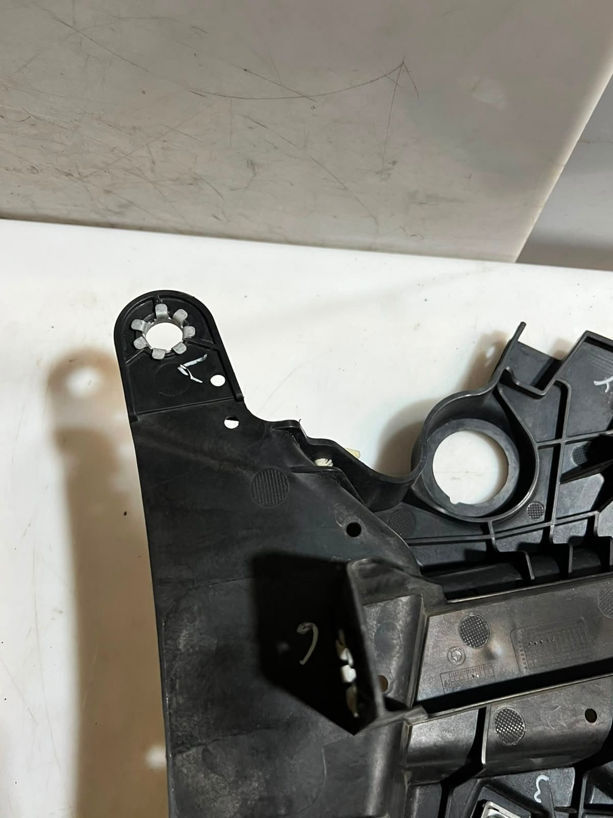 2013-2018 BMW X5 F15, F16, F85, and F86 Fender Module Mount Bracket Left 7294543