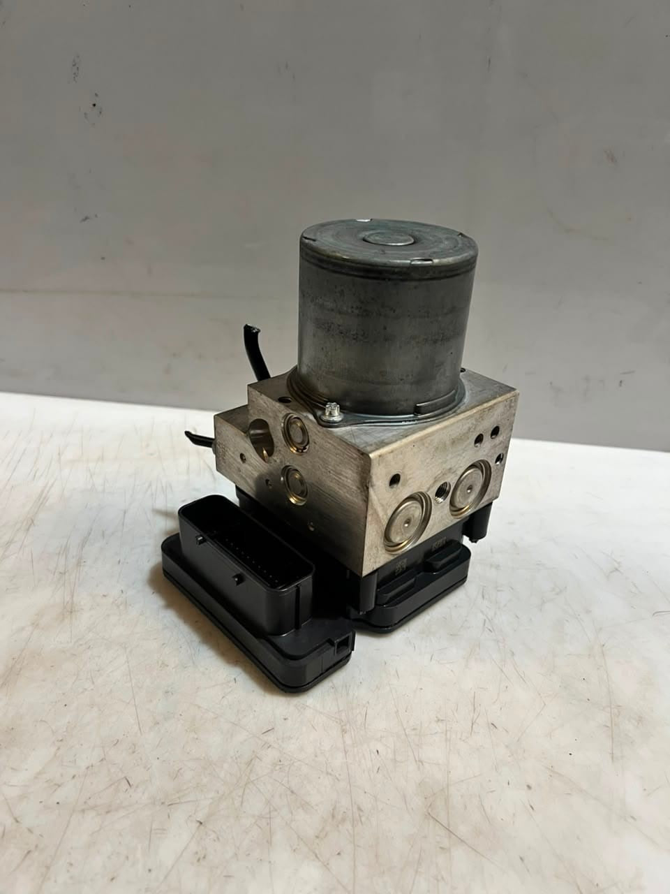 2016 BMW 528i 5 Series F10 and 6 Series F12 L6 DXC9 Abs Pump 6876908 OEM