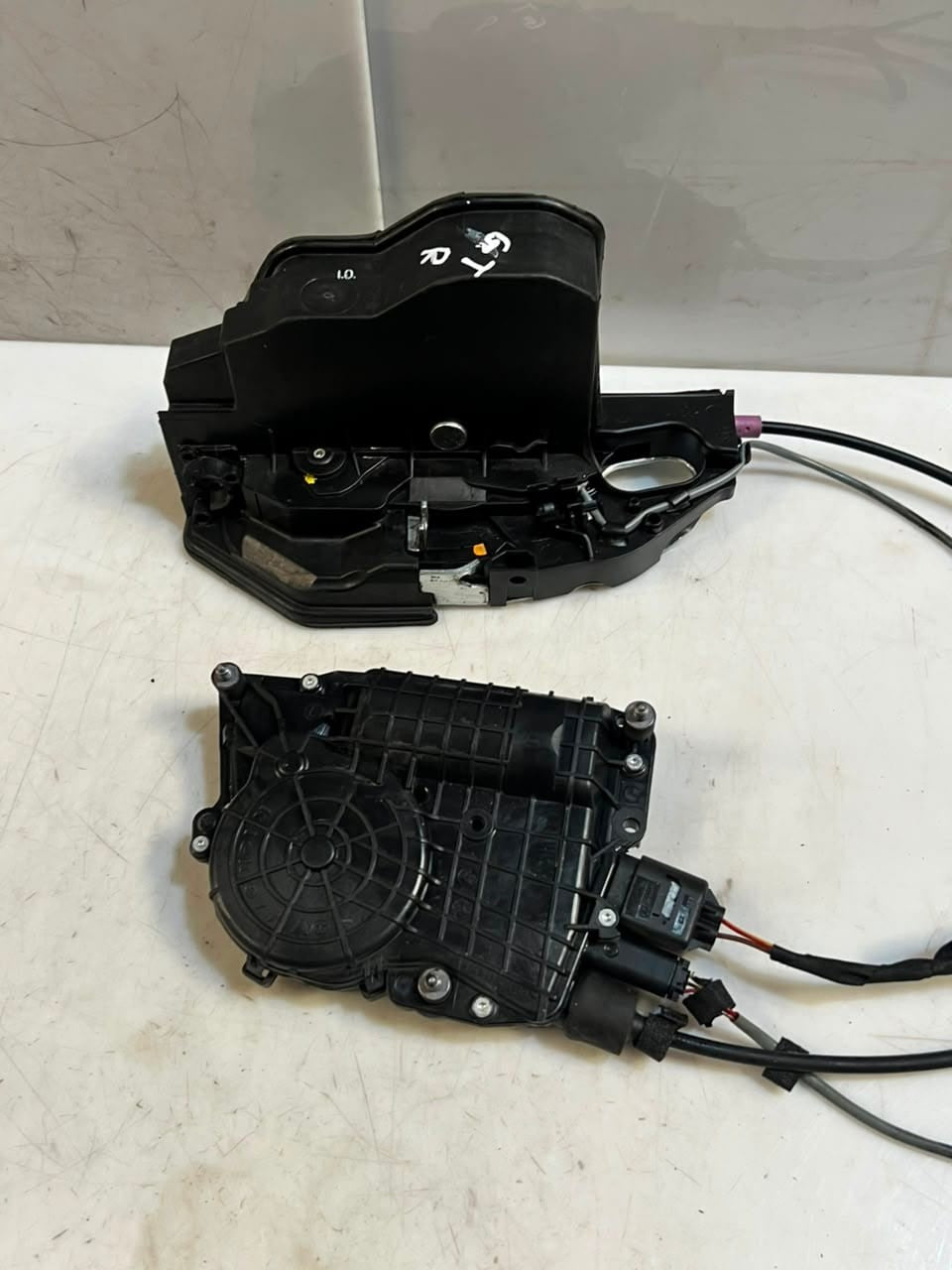 BMW 5' F07 Gran Turismo Door Lock Complete Front Right Auto Soft Close 7148476