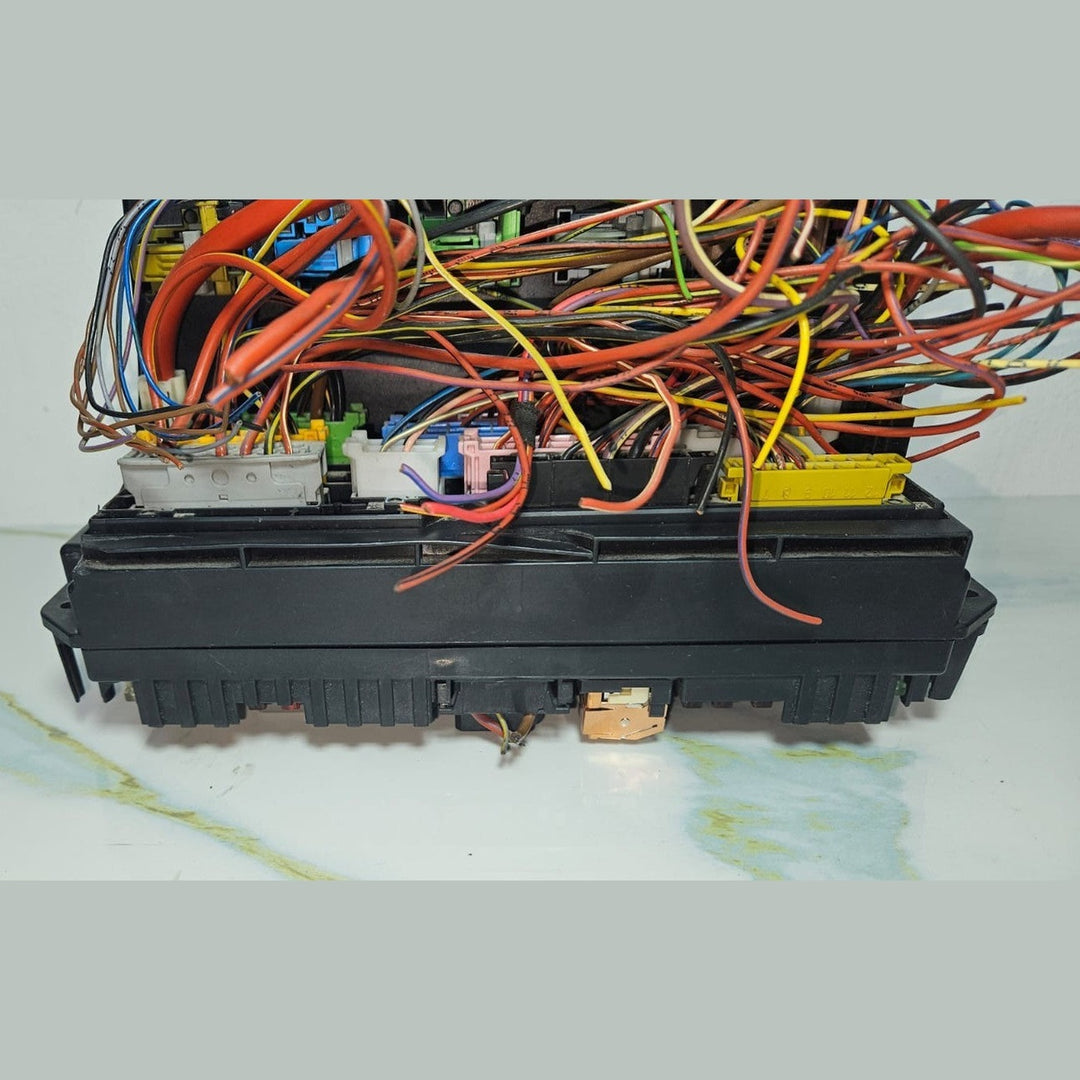 10-16 Mercedes-Benz W212 W204 Front SAM Module Relay Fuse Box A212 9006012 OEM