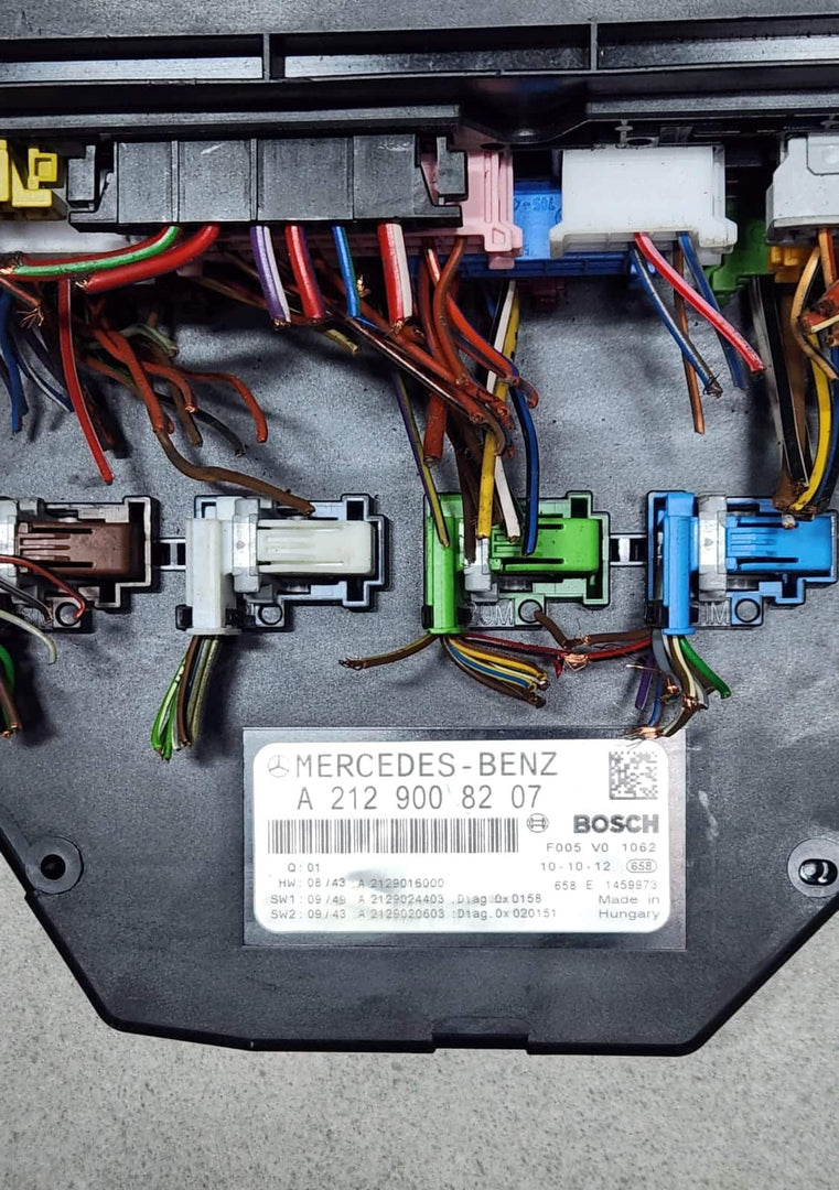 Mercedes-Benz X204 GLK Fuse Box Sam Relay Control Module Front A2129008207 W212 