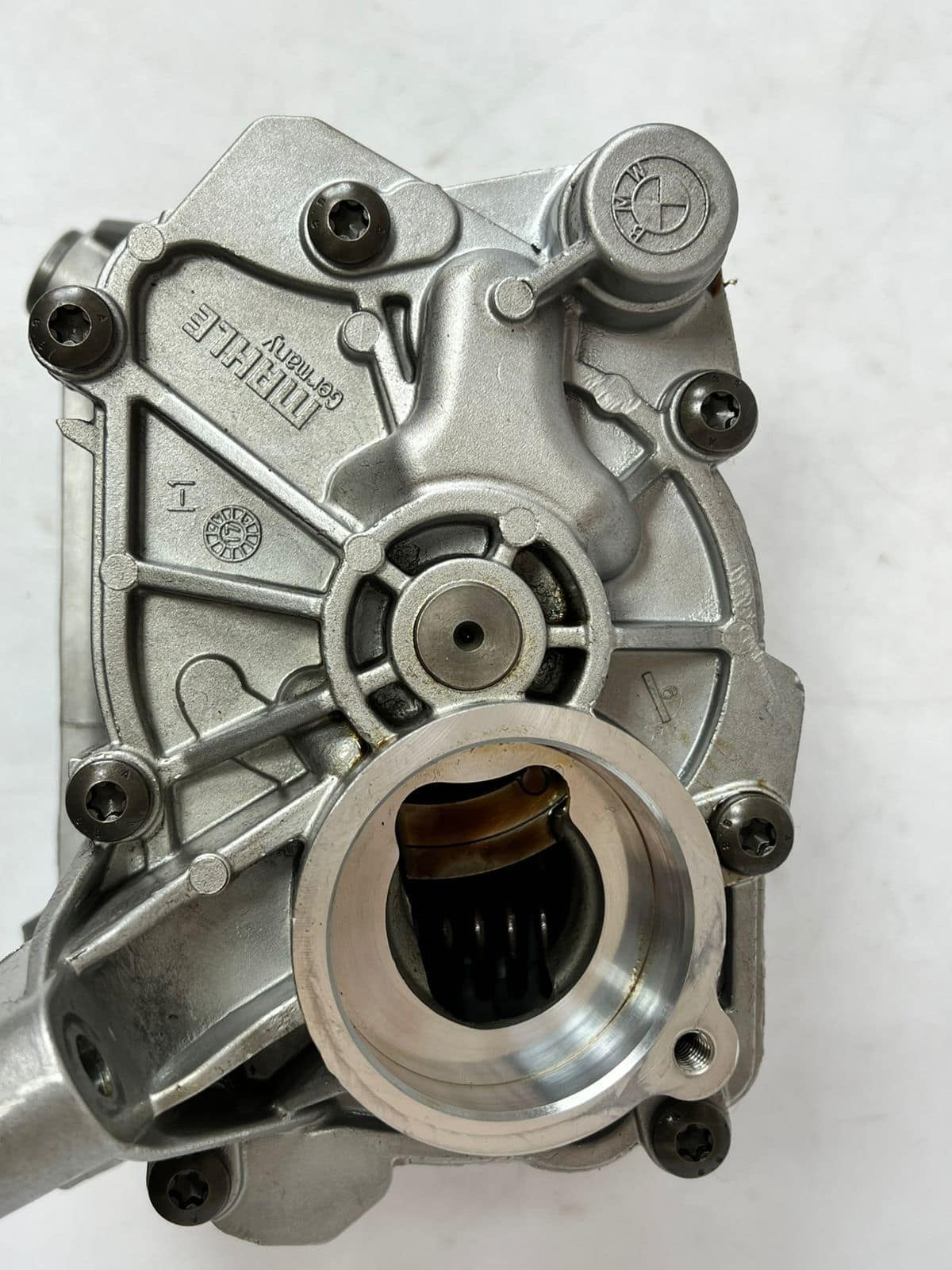 2016-2019 BMW 5 Series G30, X5 xDrive M50i Engine Oil Pump Assembly 8601072 OEM