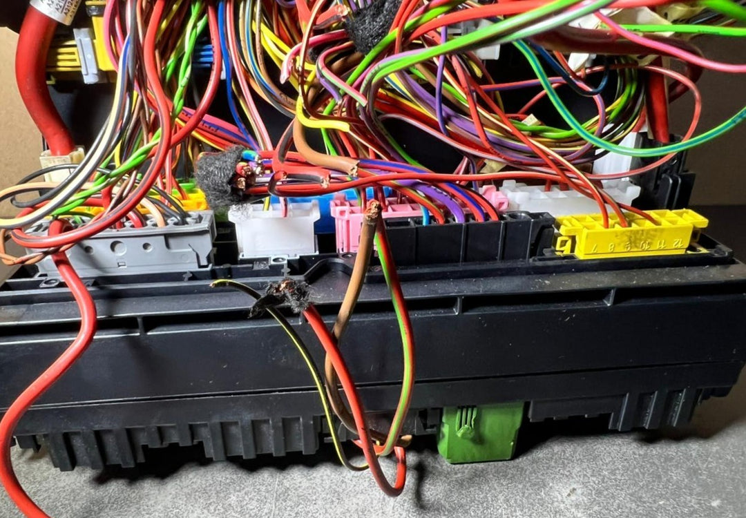 10-16 Mercedes-Benz W218 W212 W204 Front SAM Module Relay Fuse Box A212 9004225