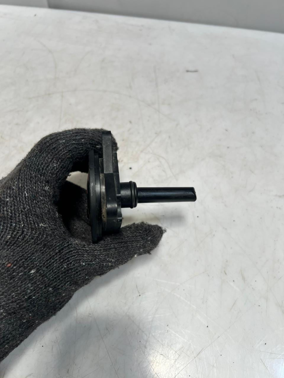 2003-2007 BMW 760Li E65 E66 E67 ENGINE Crankcase Vent Valve PVC 7549715 OEM
