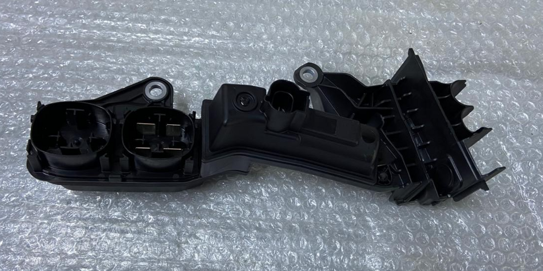 OEM BMW 4 SERIES G22 G23 G26 BATTERY JUMP START TERMINAL BOX TRIM-  6842525