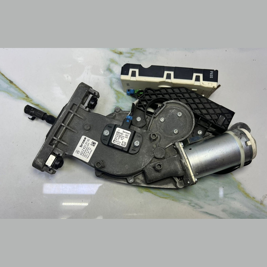 Mercedes W204 W212 Power Tailgate Liftgate Motor Actuator A212 8203742 OEM