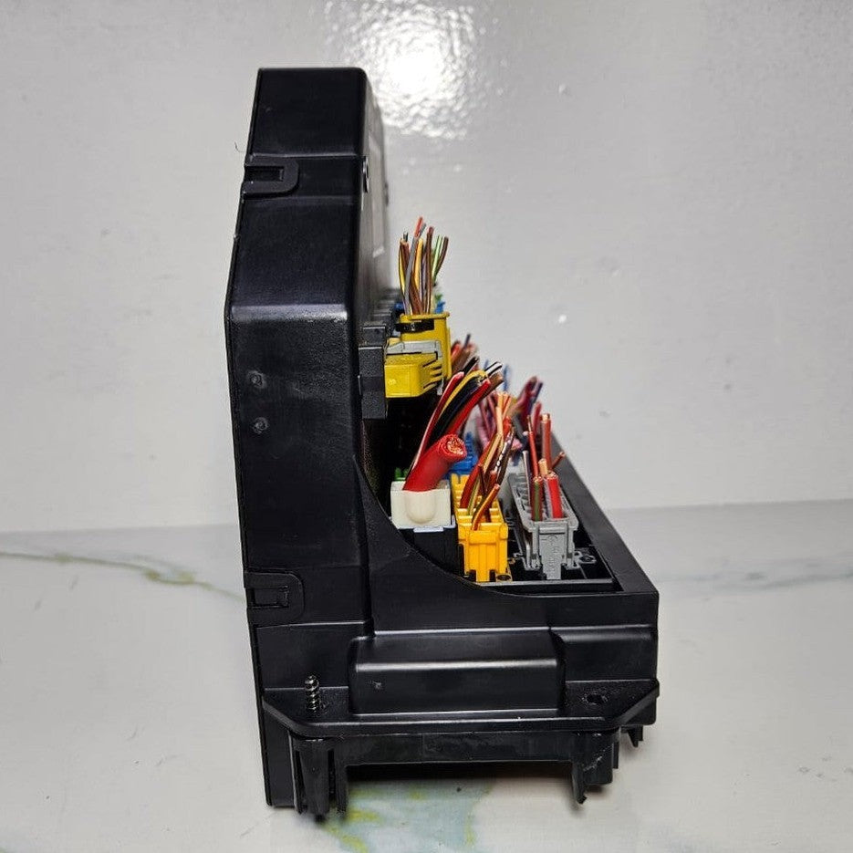 10-16 Mercedes-Benz W212 W204 Front SAM Module Relay Fuse Box A212 9006824 OEM