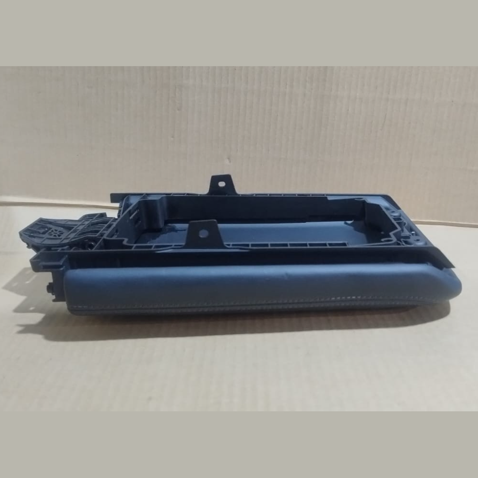 BMW G11 / G12 750I / 740I ARMREST STORAGE COMPARTMENT LID P/N 9348741