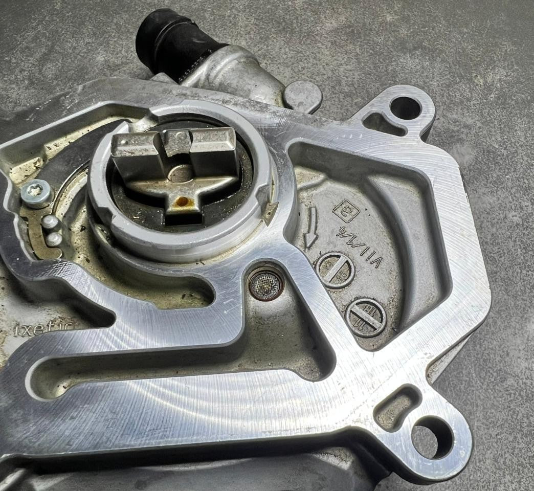 14-18 Mercedes W246 CLA B-Class OM270 Cylinder Head Vacuum Pump A270 1800901 OEM