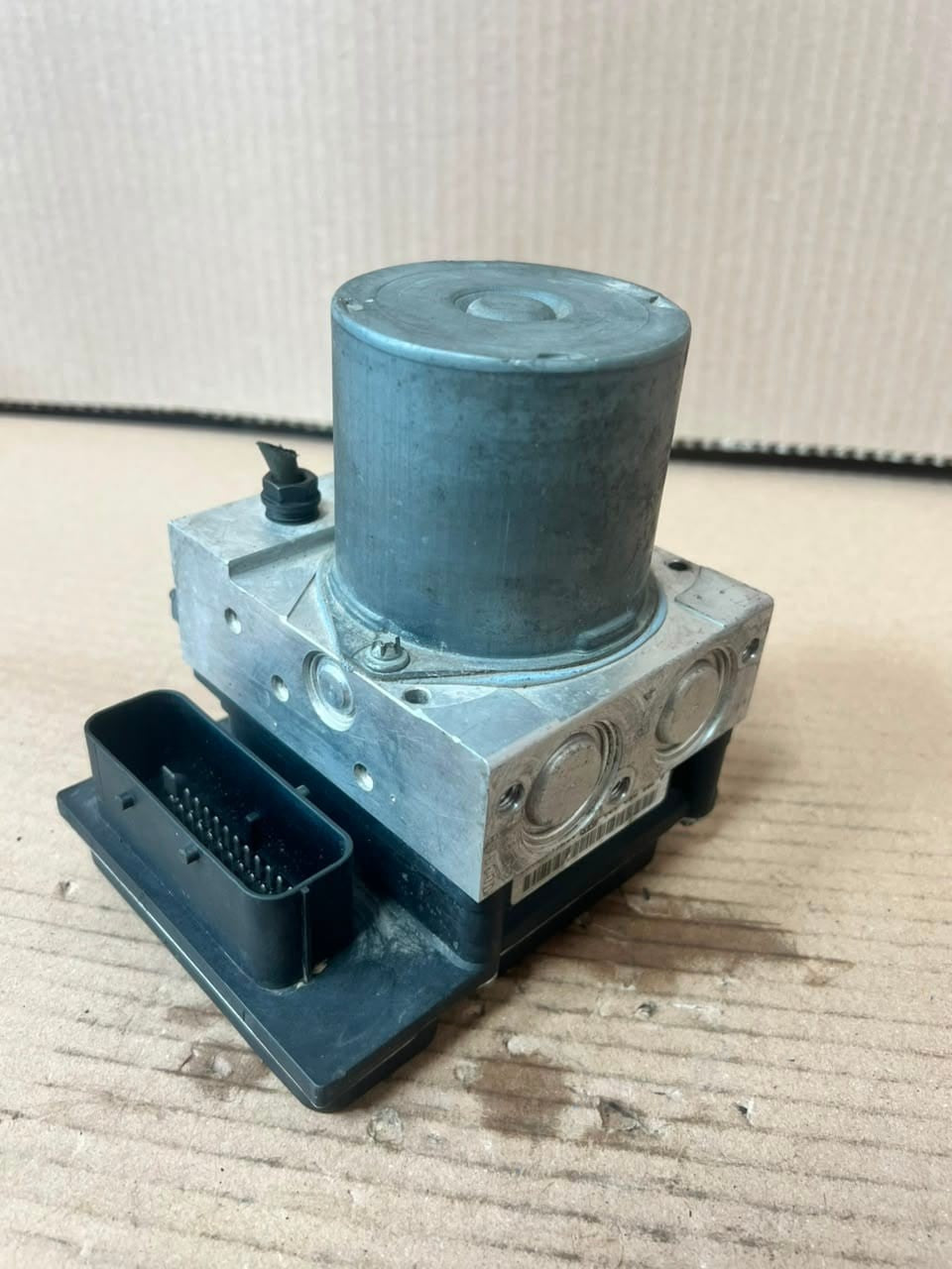 2006 BMW 5 Series E60 E61 650 ABS/DSC Hydraulic Pump Control Unit 6774852-01