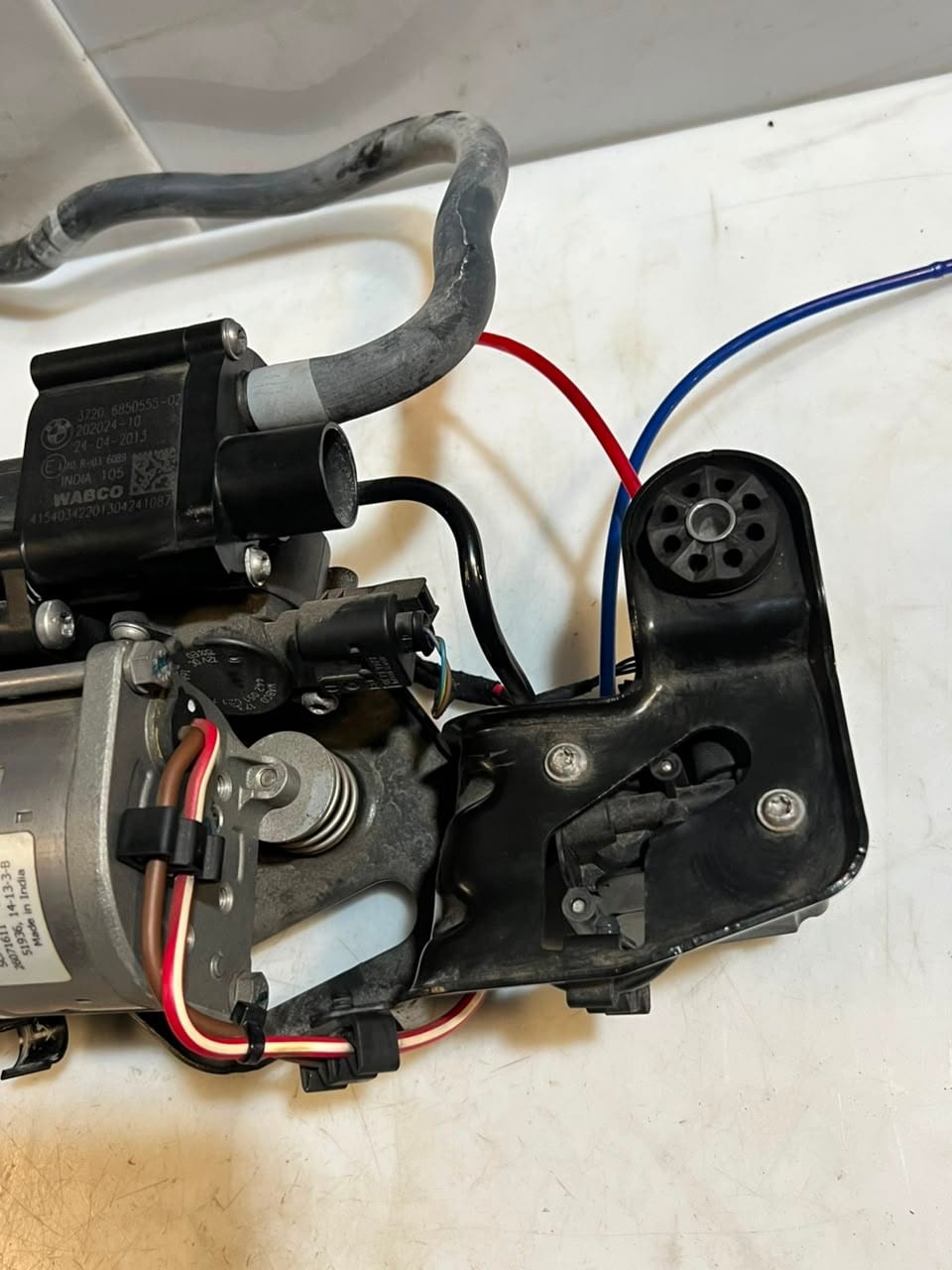 2013-2019 BMW X5 F15, F85, and X6 F16 AIR Suspension Compressor PUMP 26071611