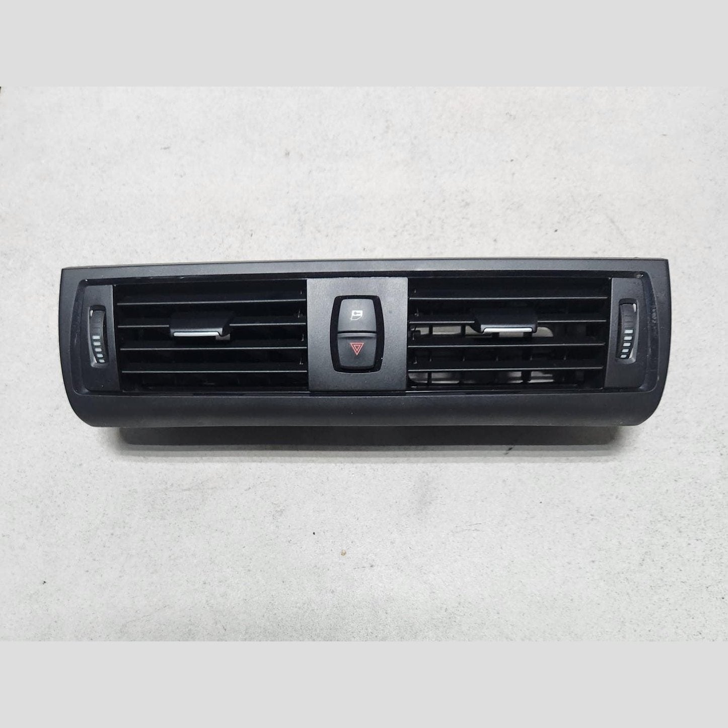 BMW Dashboard Center Air Vent 92053571 Series F20 F21, 2 Series F22 F23