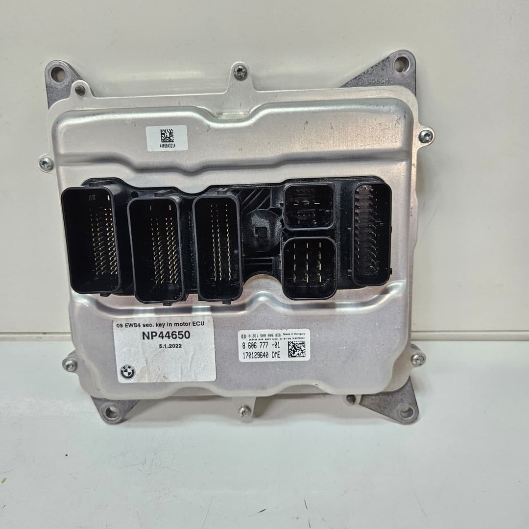 8606777-2013 BMW F10 F11 F25 F30 N20 Engine Control Unit 