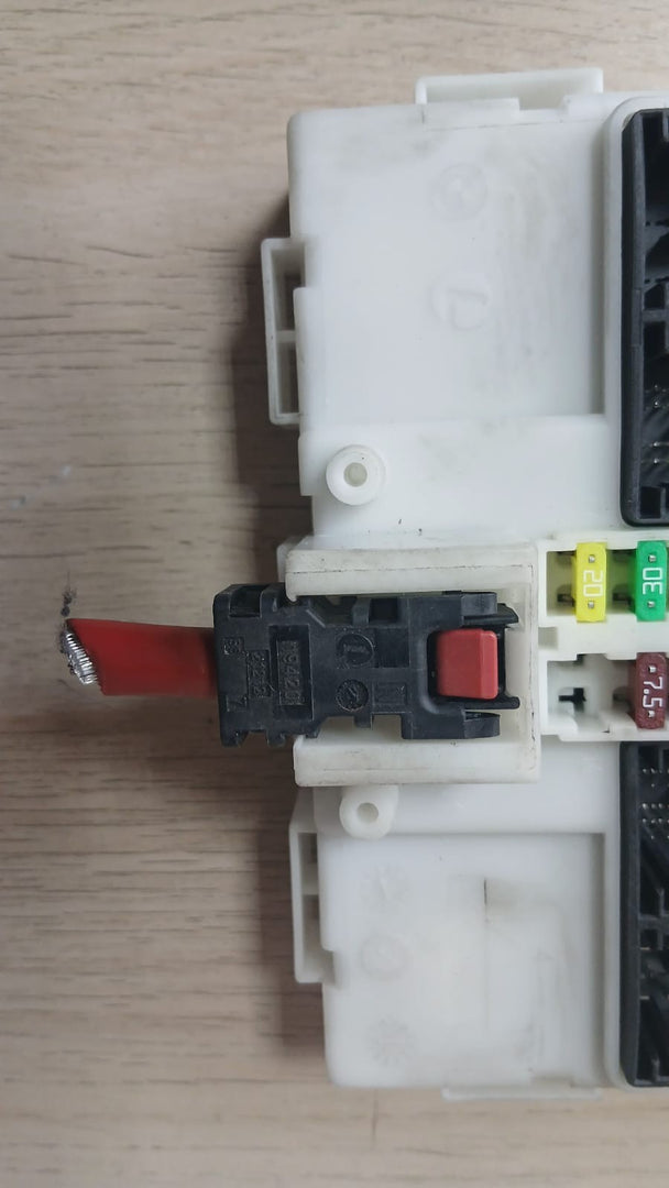BMW F20 F21 F30 F31 F32 Body Control Comfort Module Unit FEM ECU LR01 9868383