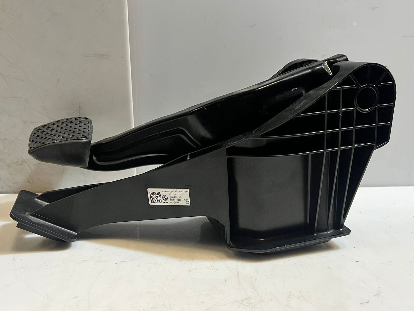 2022 BMW iX I20 xDrive 40 Brake STOP Pedal BRACKET 6893659 OEM