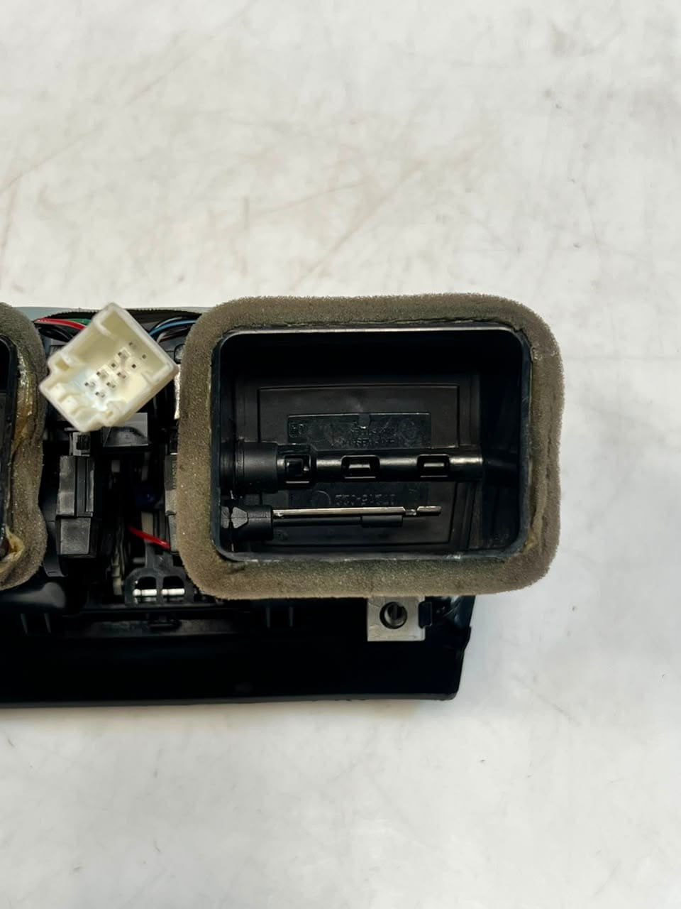 2008 BMW 750i 7 Series F01 F02 F03 F04 Rear Center Console Air Vent 9118249 