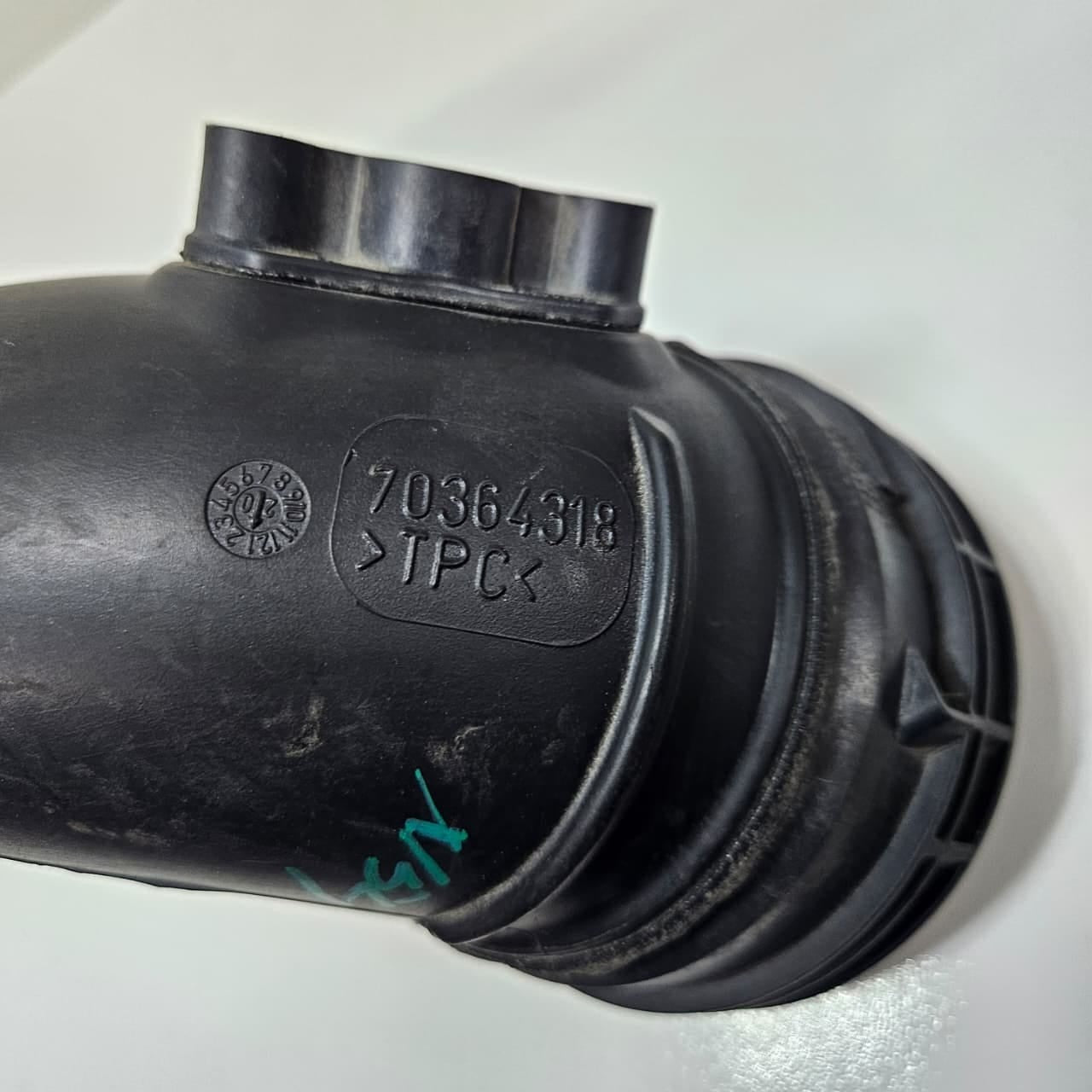 BMW 1 3 Series E82 E88 135i 335i N55 Engine Air Intake Hose 7599294