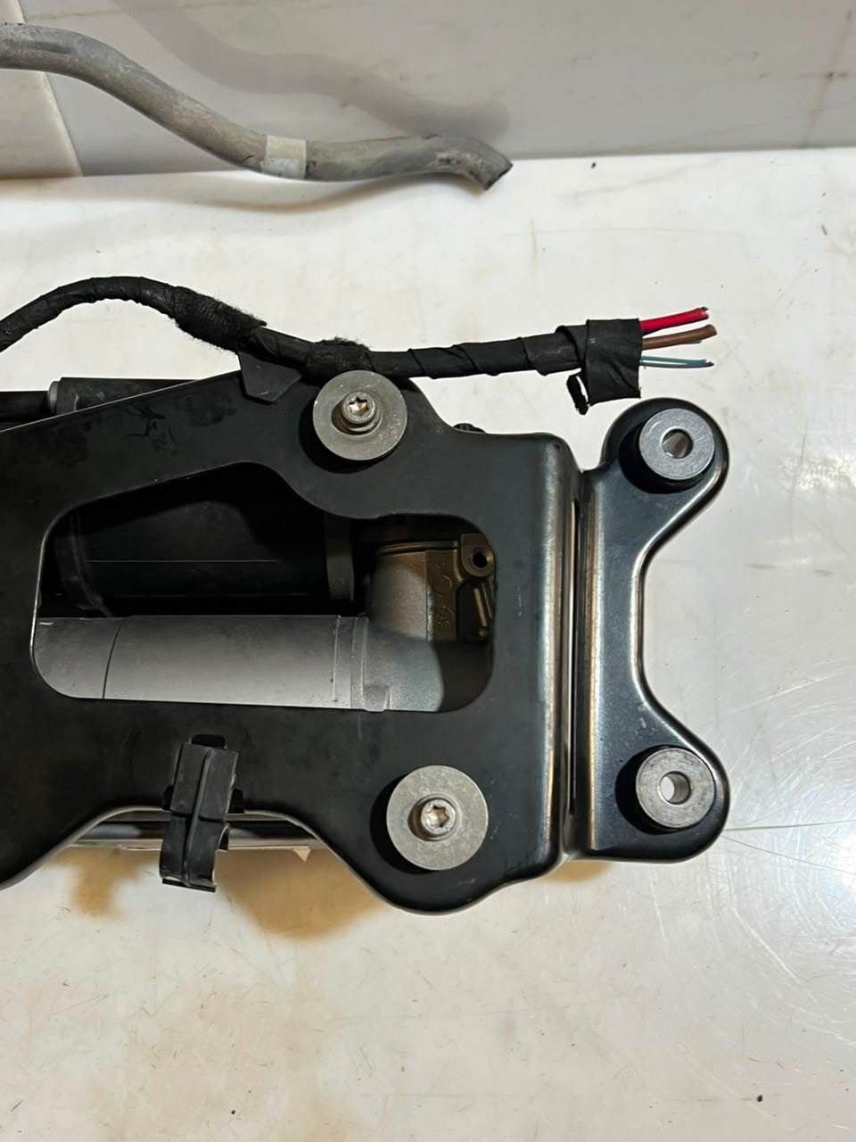 2013-2019 BMW X5 F15, F85, and X6 F16 AIR Suspension Compressor PUMP 26071611