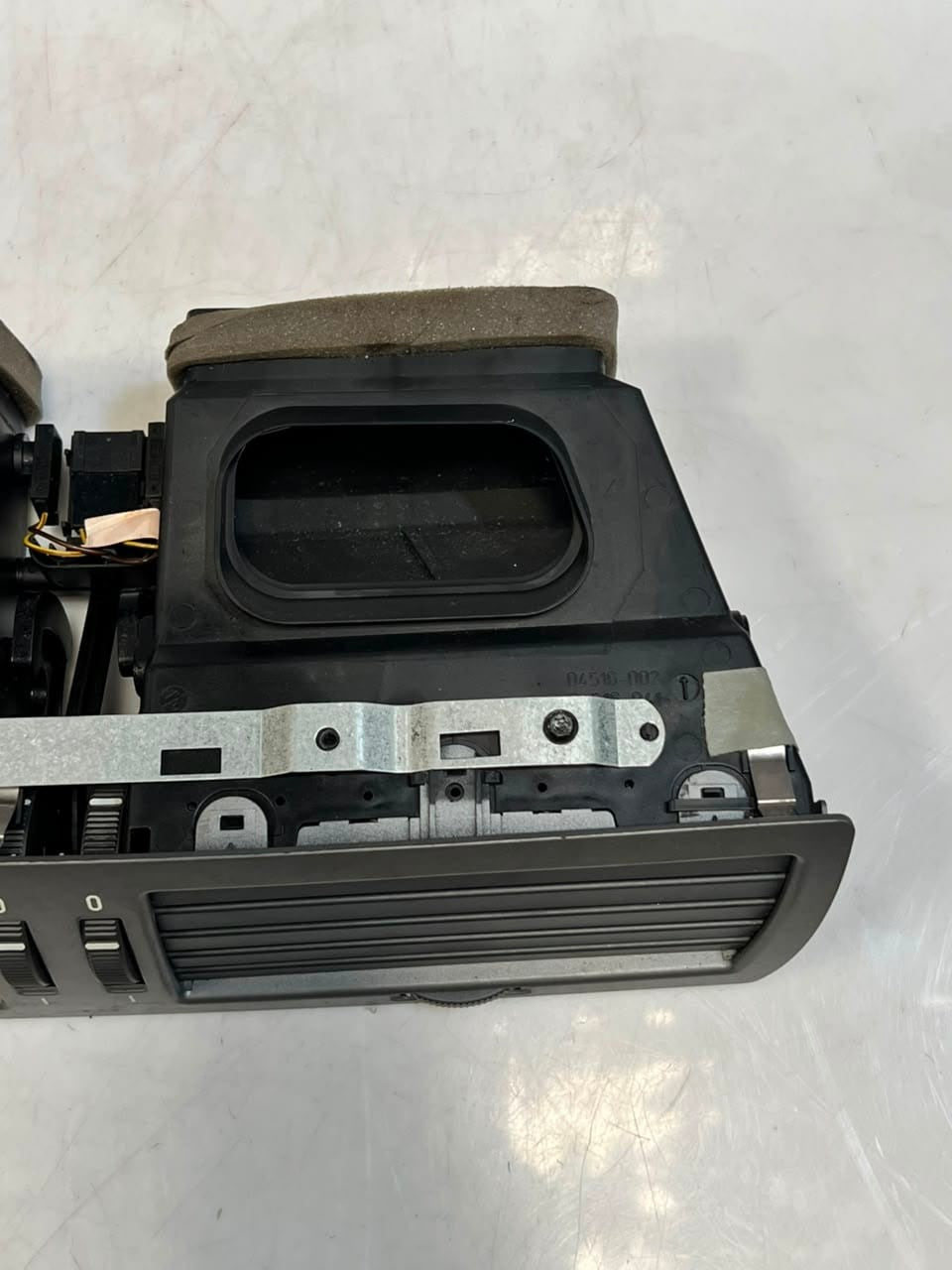 2005 BMW 7 Series E65 E66 745Li Center Dashboard AIR GRILLE Vent 8223599 OEM