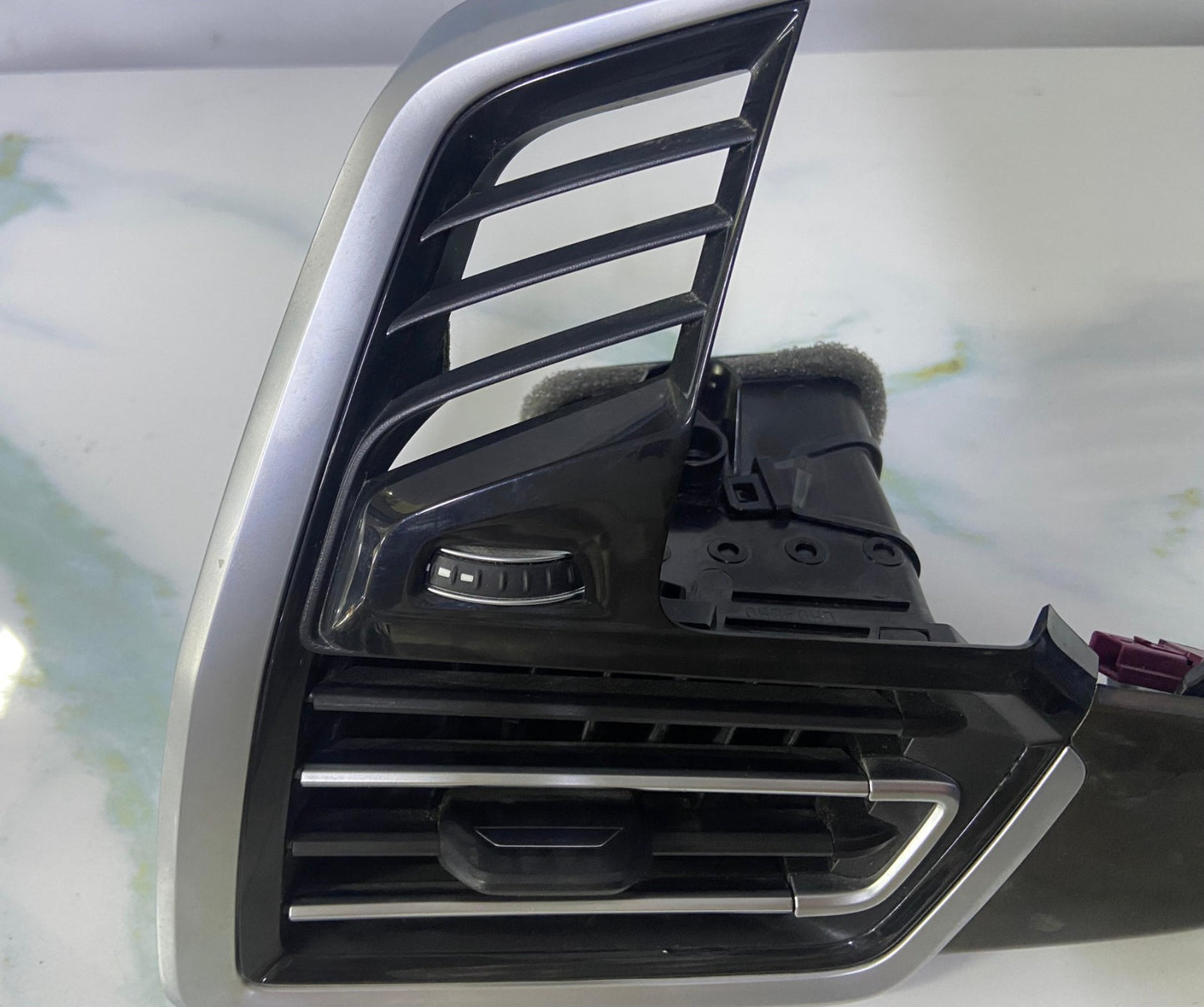OEM BMW G05 F95 G06 F96 G07 Air Vent Fresh Air Grill Left 9399469