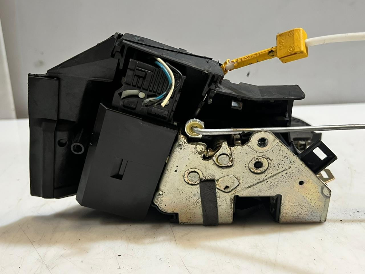 BMW 5 Series E39 Front Door Lock Mechanism Front Left 8235125 OEM