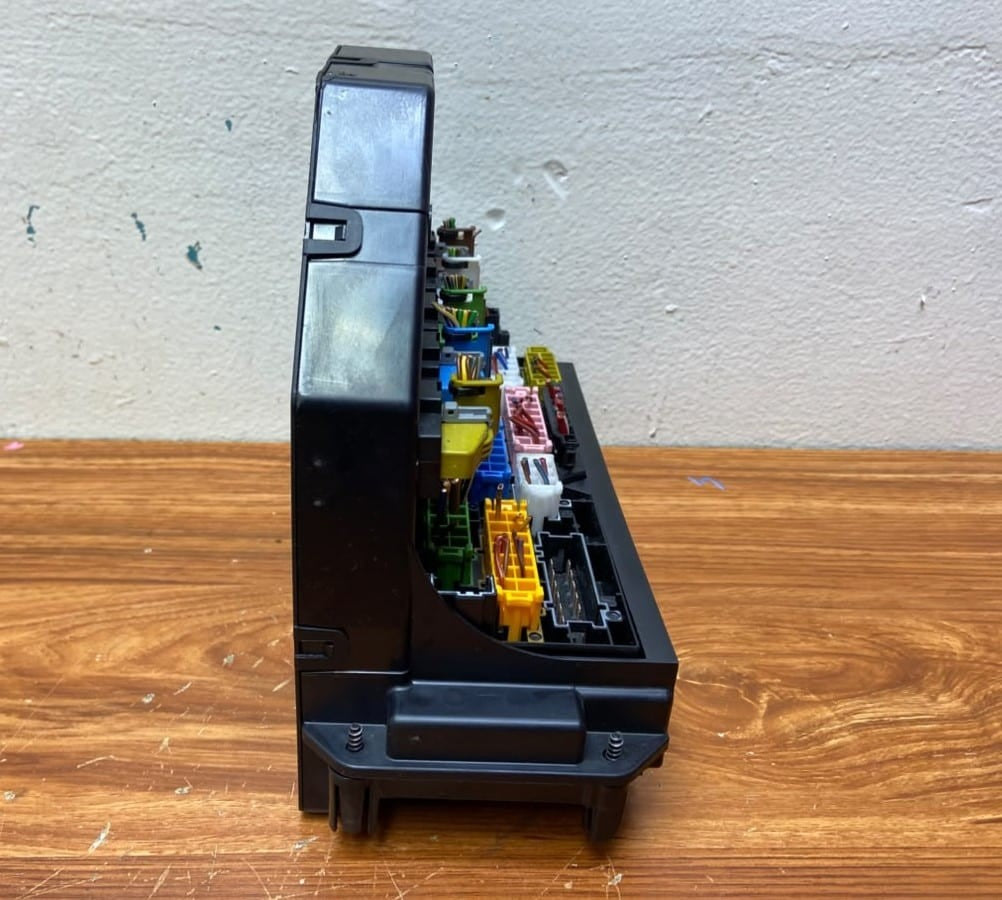 Mercedes-Benz X204 GLK Fuse Box Sam Relay Control Module Front A2129008207 W212