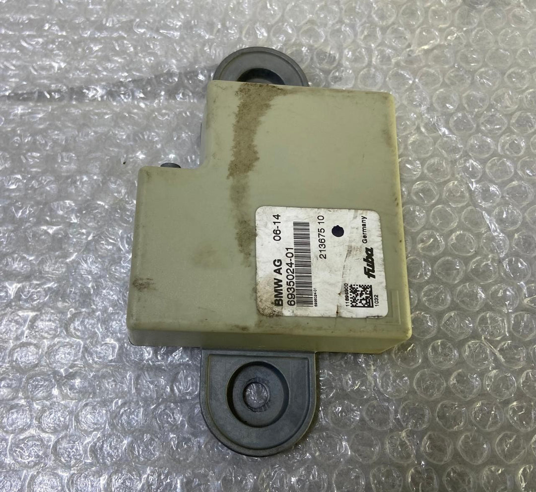 OEM BMW X5 E70 Radio Antenna Amplifier Control Module Unit 6935024