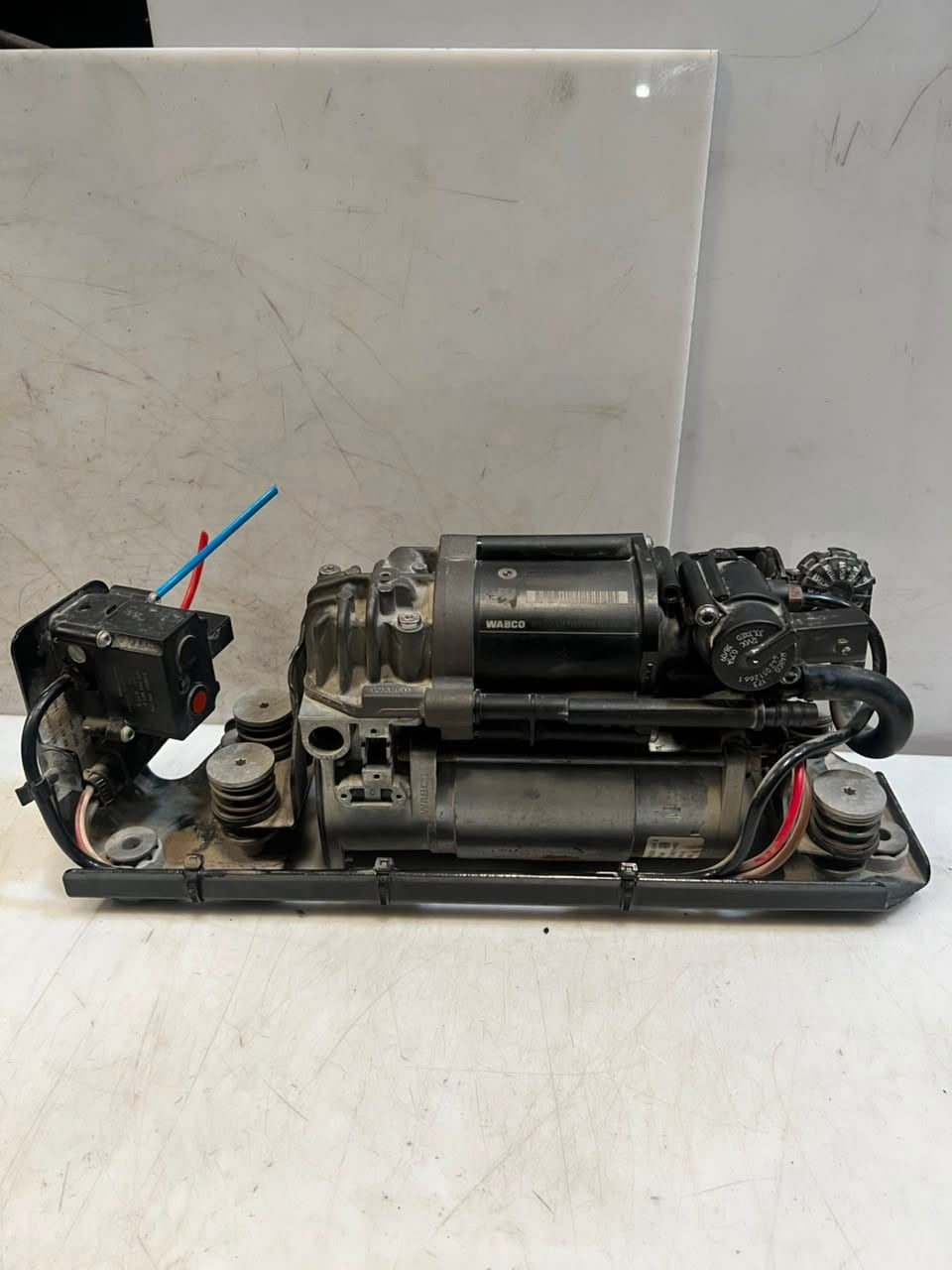 2010-2015 BMW 5' F01 F02 F10 F11 750Li Air Suspension Compressor 6794465 OEM