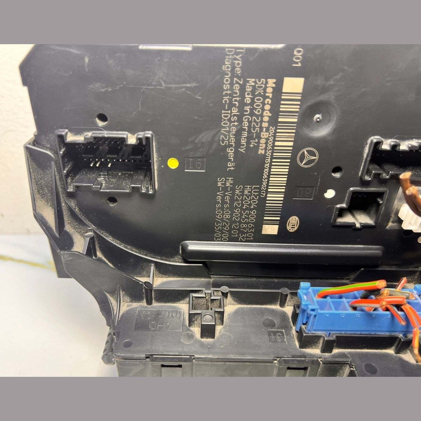 Mercedes-Benz W204 Rear Fuse Box Control Unit A 204 900 63 01