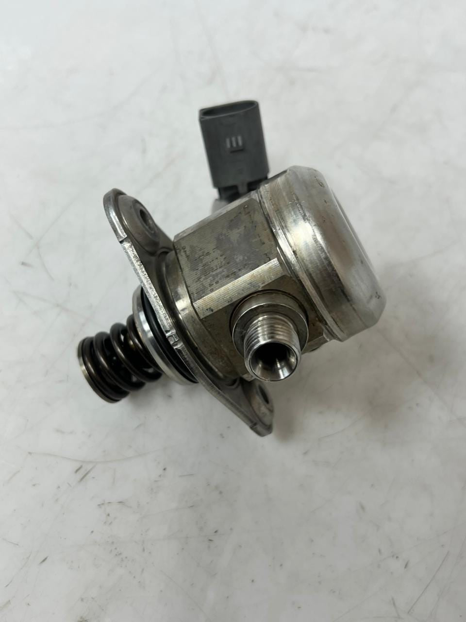 2014-18 BMW X5 550i 650i 750i 750Li X6 4.4L High Pressure Fuel Pump 7595339 OEM