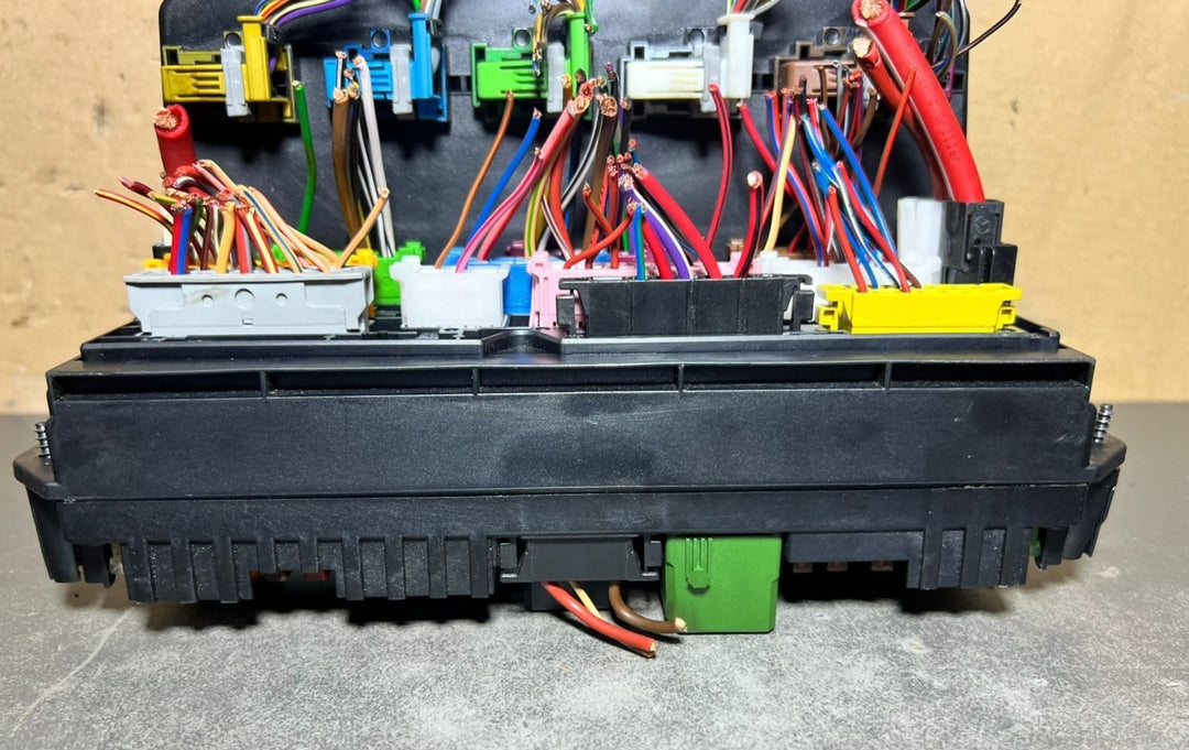 10-16 Mercedes-Benz W212 W204 Front SAM Module Relay Fuse Box A212 9006012 OEM