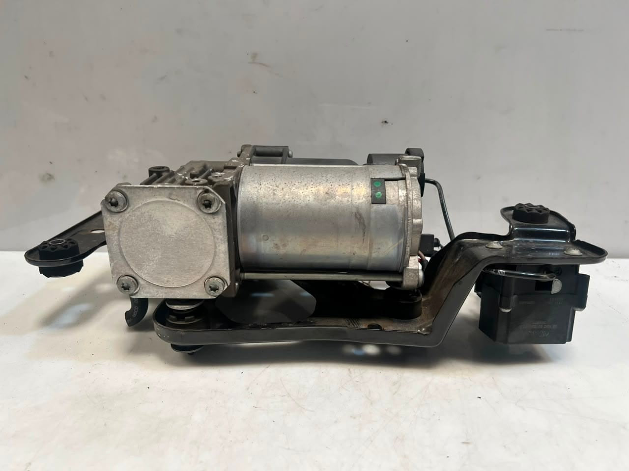 2007-2013 BMW X5 E70 and X6 E71 Air Suspension Compressor Pump 6859714 OEM