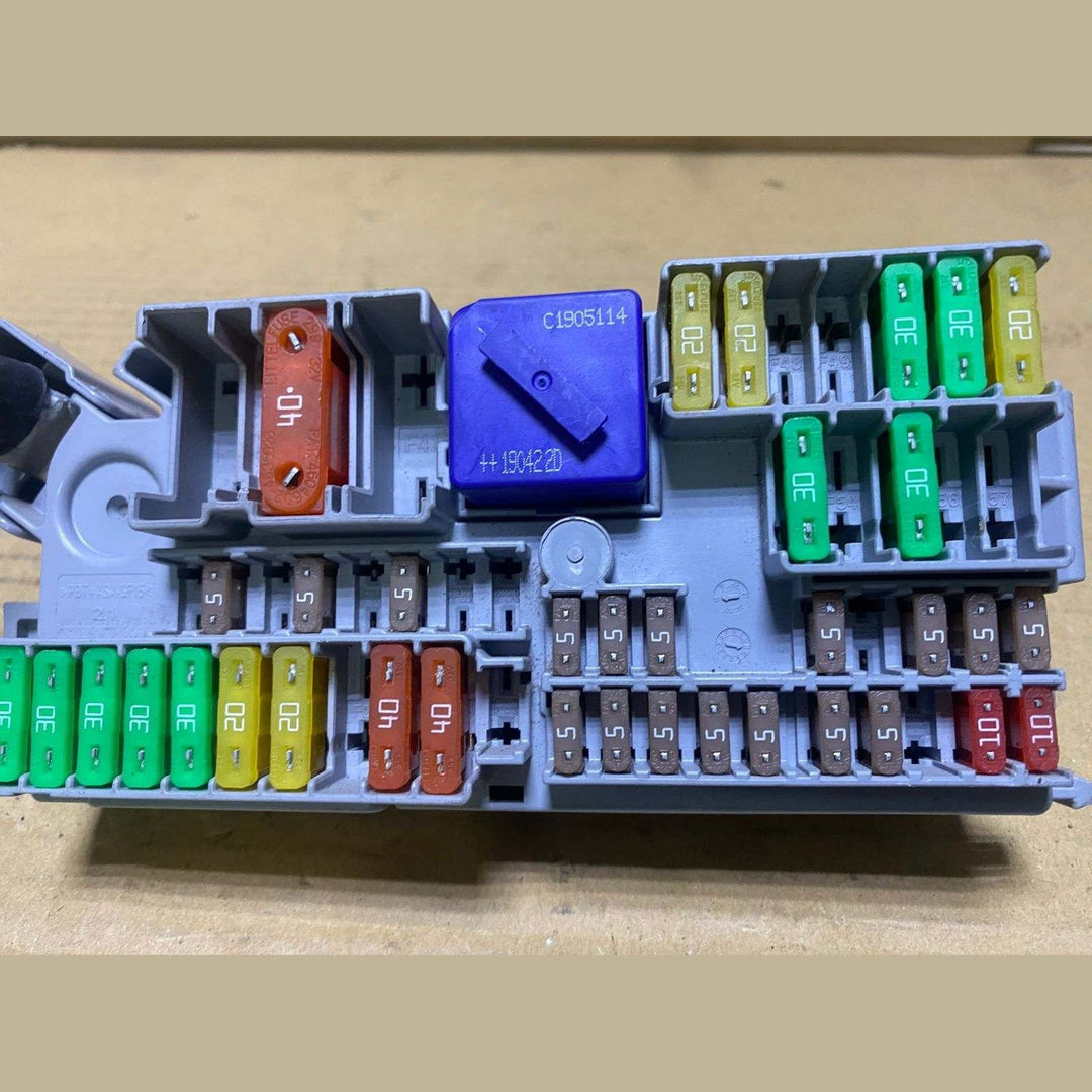 2019-2023 BMW 330i Front Power Distribution Fuse Box 6807487  G20,G01 X3, G05, G