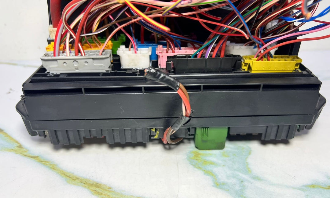10-18 Mercedes-Benz W212 W204 Front SAM Module Relay Fuse Box A212 9005812 OEM