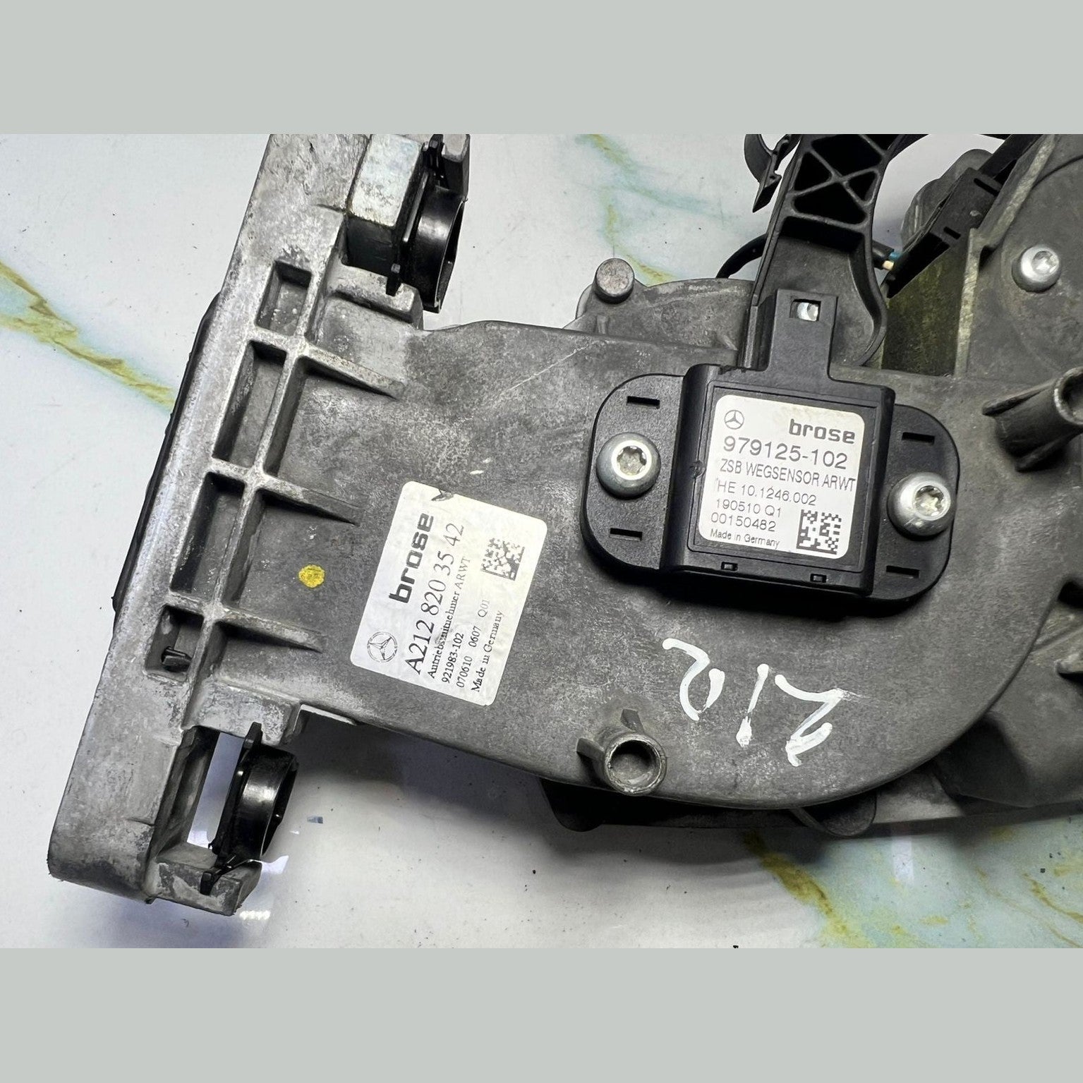 Mercedes W204 GLK350 Power Tailgate Liftgate Motor Actuator A212 8203542 OEM
