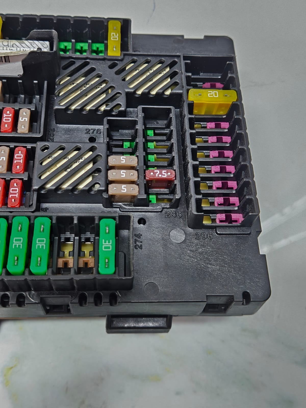 2019-2023 BMW X7 X5 G05 Rear Power Distribution Fuse Box 8706212 OEM