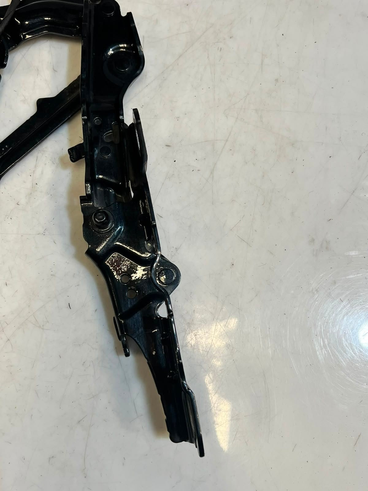 2018 BMW 7 5 Series G30 G31 ENGINE BONNET Hood Hinge PASSENGER SIDE 7347407 OEM