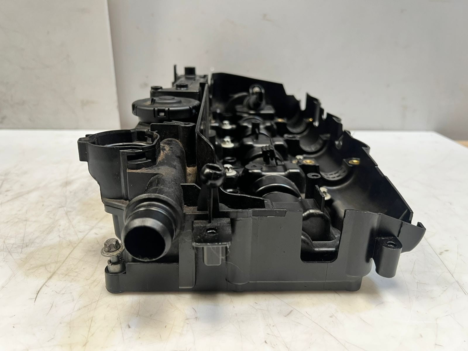 BMW F20 F22 F21 E90 E91 E92 E93 Cylinder Head Valve Cover 8589941 OEM