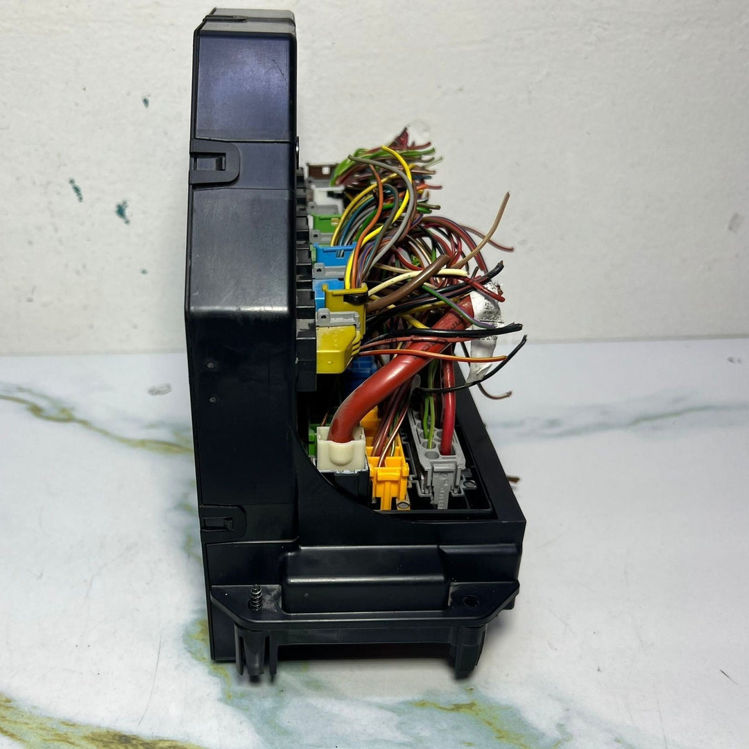 10-18 Mercedes-Benz W212 W204 Front SAM Module Relay Fuse Box A212 9006112 OEM